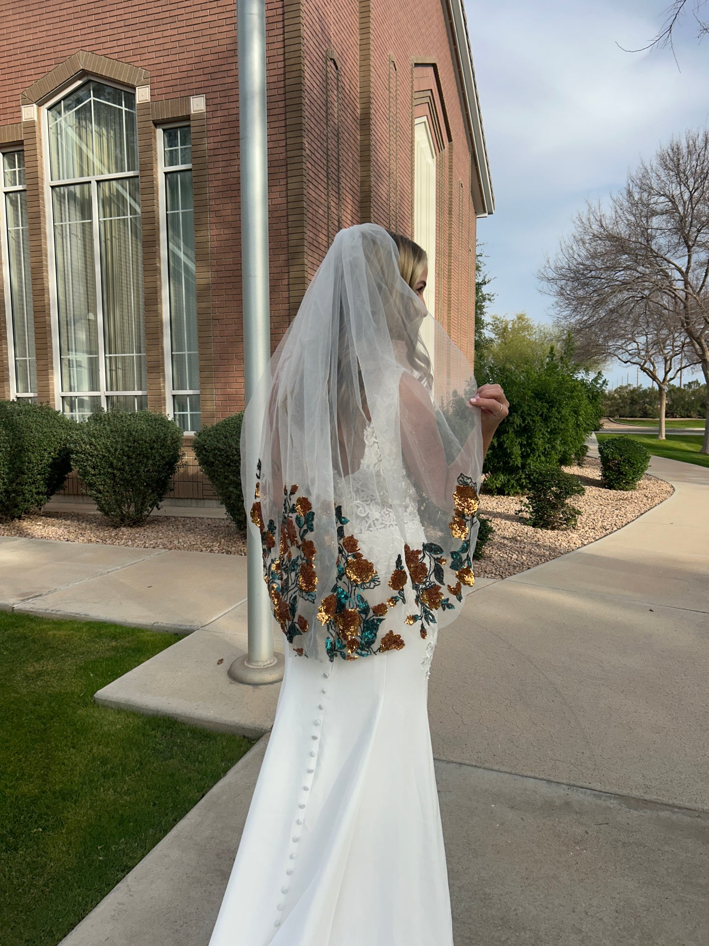 Wildrose (Fingertip) | Premium Floral Sequin Wedding Veil